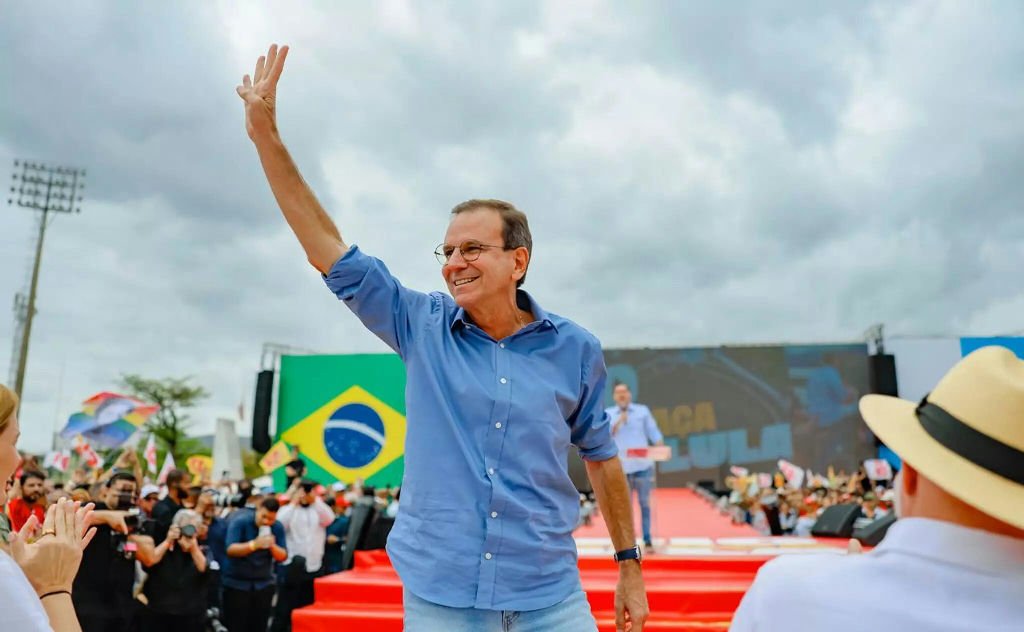 Eduardo Paes enfrenta disputa acirrada contra Douglas Ruas na reta final do 1º turno