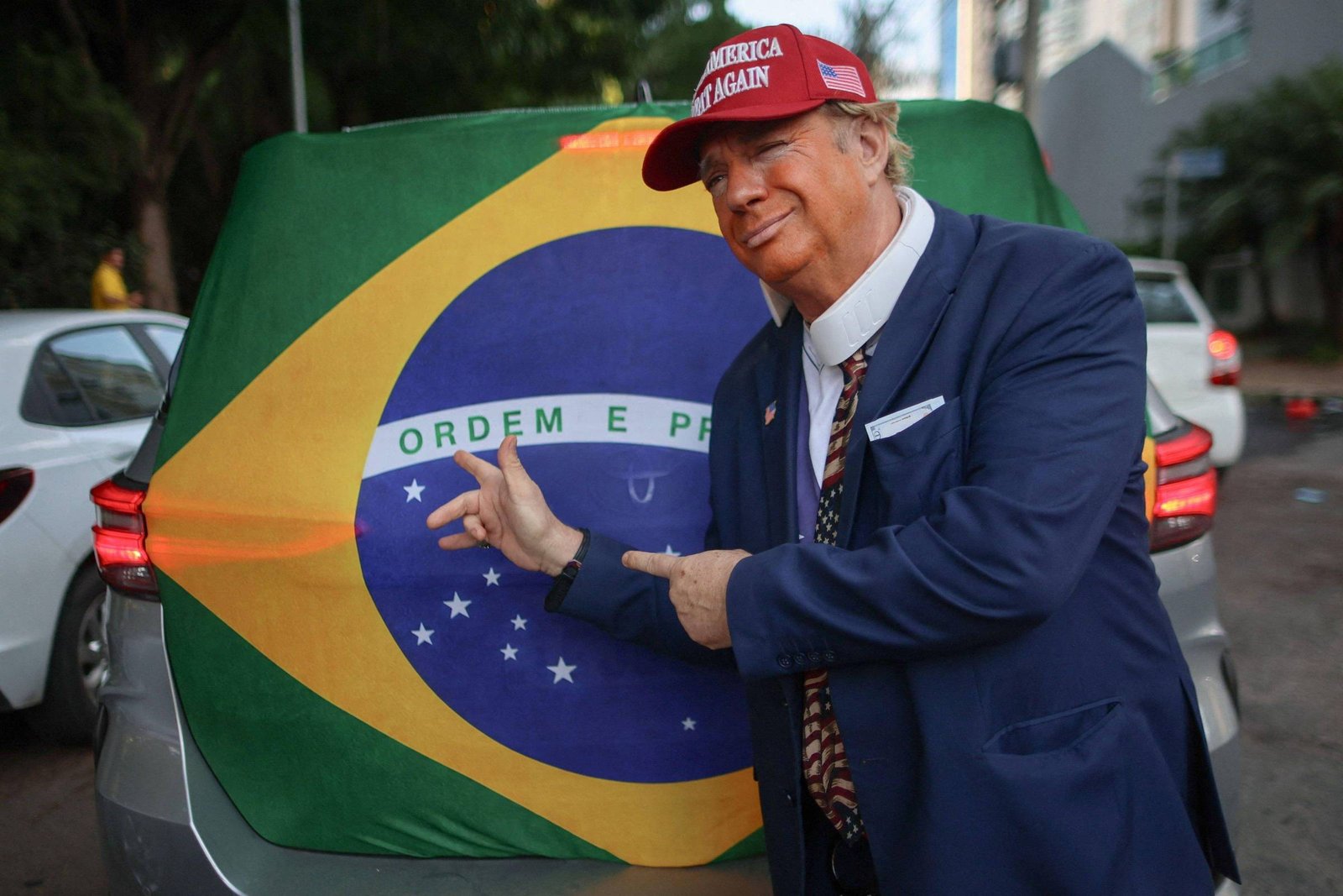 Eleições no Brasil: Lula enfrenta Flávio Bolsonaro em um cenário de polarização e influência internacional