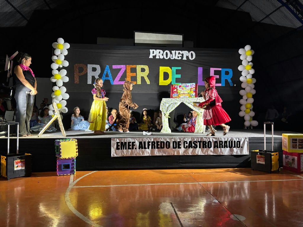 Encerramento do projeto de leitura na EMEF Alfredo de Castro é marcado por apresentações teatrais e musicais