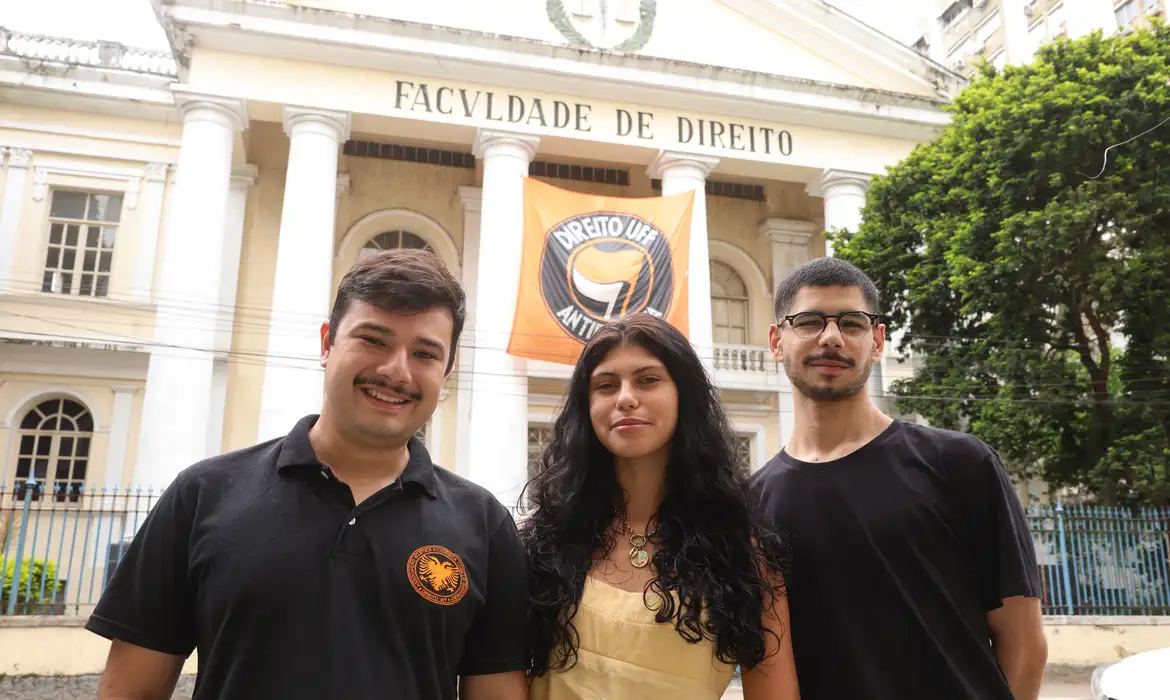 Estudantes da UFF iniciam mobilização em apoio à reeleição de Lula