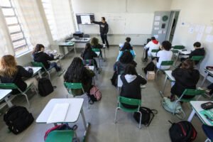 Estudo revela que abono de permanência aumenta tempo de serviço de servidores e professores