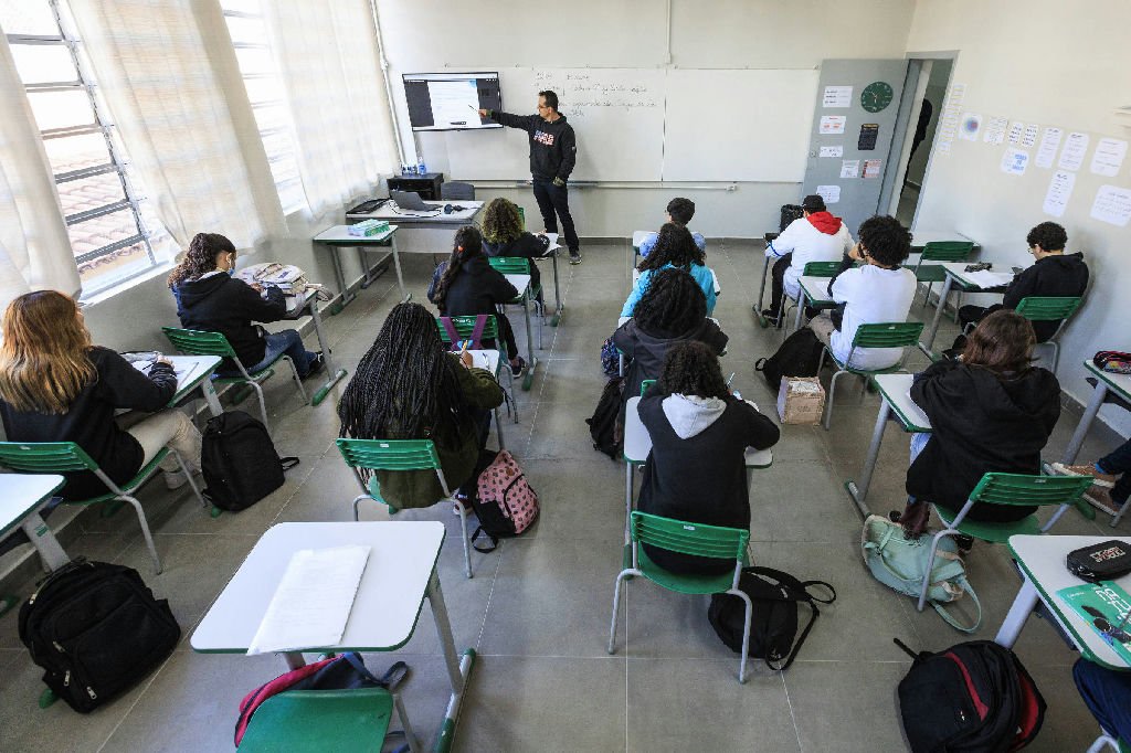 Estudo revela que abono de permanência aumenta tempo de serviço de servidores e professores