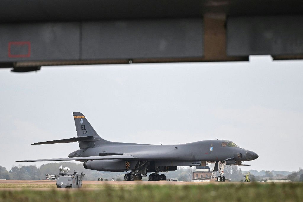 EUA retiram bombardeiros do Reino Unido após ameaças ligadas ao Irã