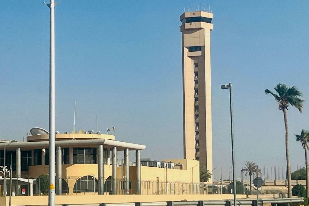 Explosão em aeroporto da Arábia Saudita deixa feridos e cancela voos