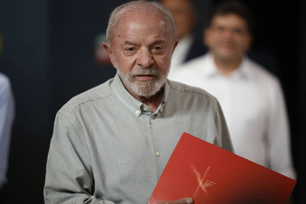 Fim da escala 6x1 é visto como vitória e impulso eleitoral para Lula, segundo a imprensa internacional