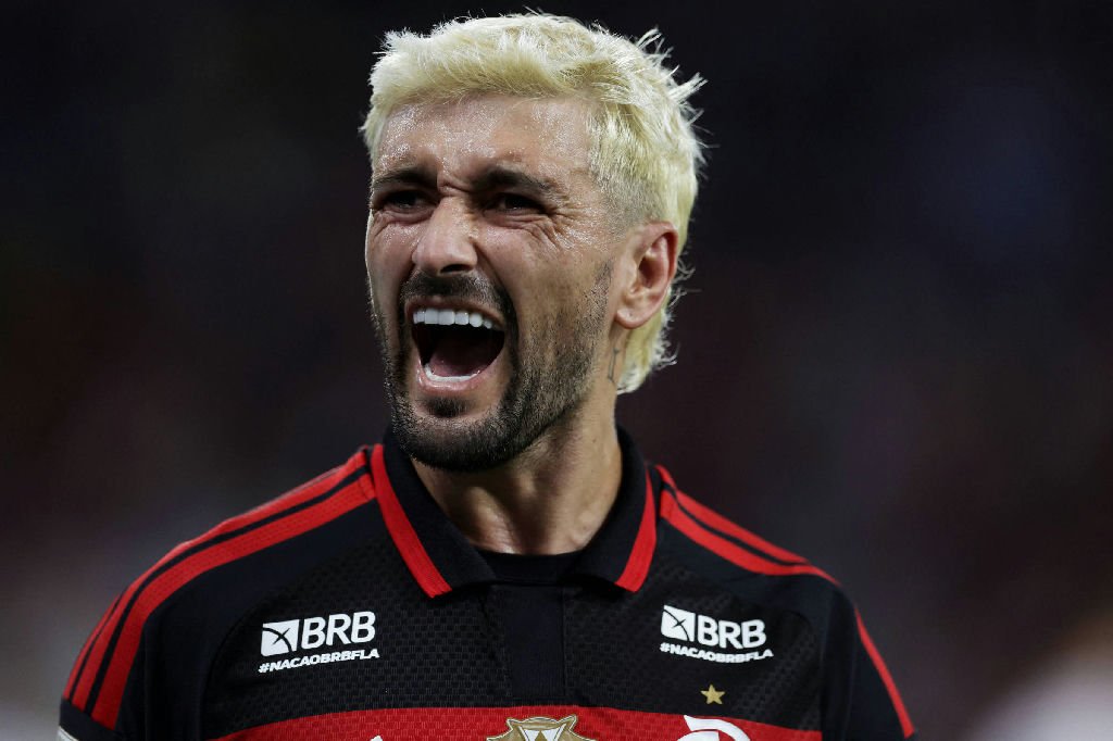 Flamengo vence Atlético-MG nos acréscimos e reassume a liderança do Brasileiro