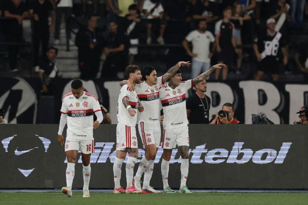 Flamengo vence Vasco e se destaca na liderança do Brasileiro a cinco rodadas do fim