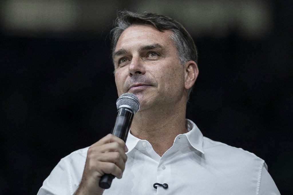 Flávio Bolsonaro apoia proposta para acabar com a escala 6x1