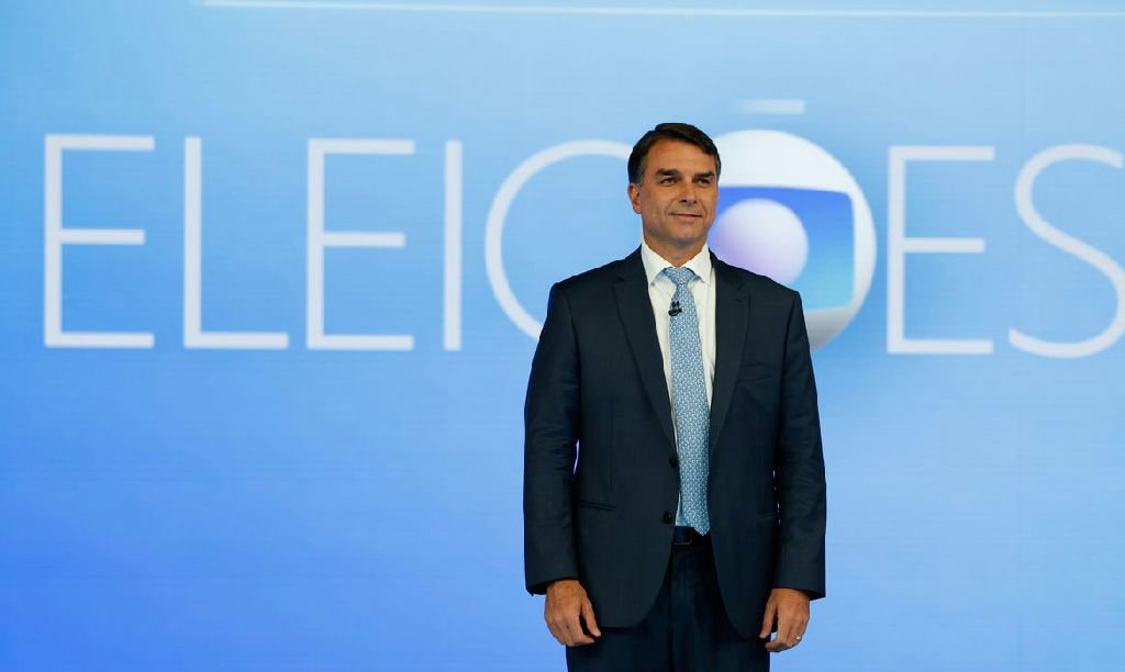 Flávio Bolsonaro defende inocência do policial acusado pela morte de Ana Clara durante debate