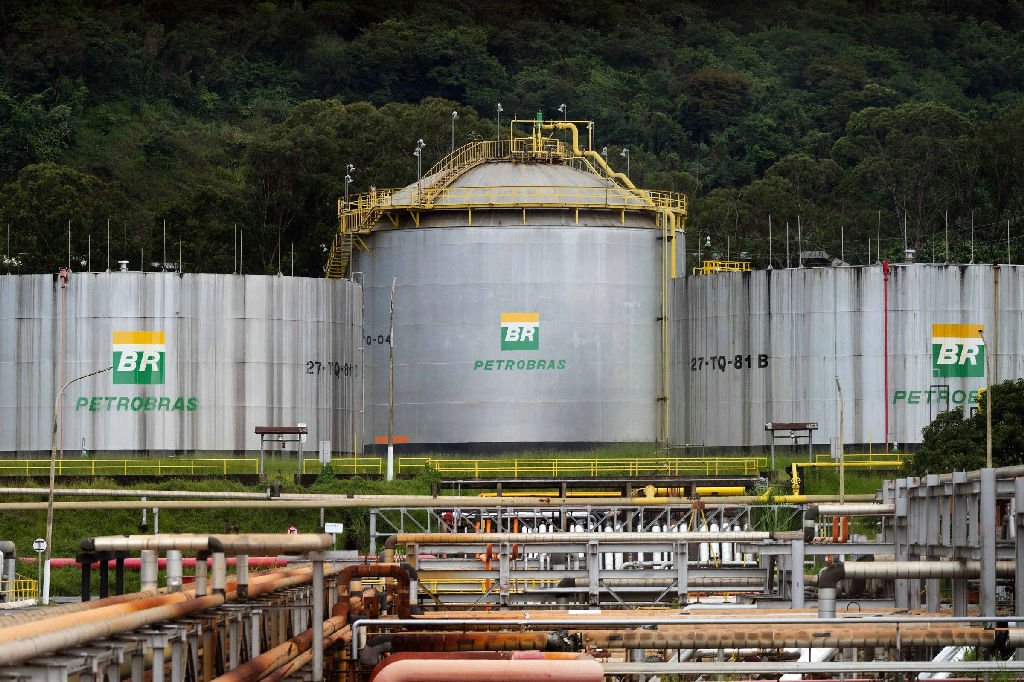 Flávio Bolsonaro descarta privatização da Petrobras, mas mercado aguarda venda de ativos