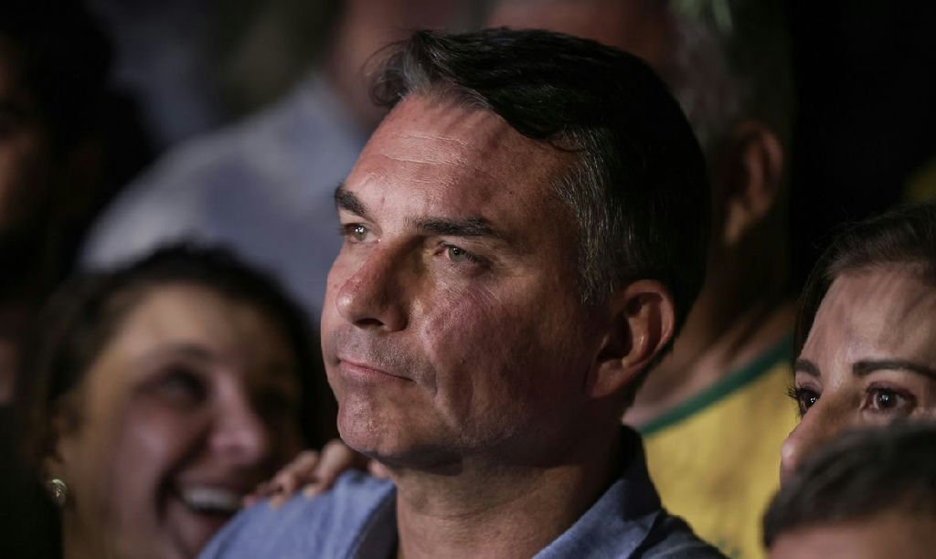 Flávio Bolsonaro evita explicar propostas e faz acusações durante sabatina na TV Globo