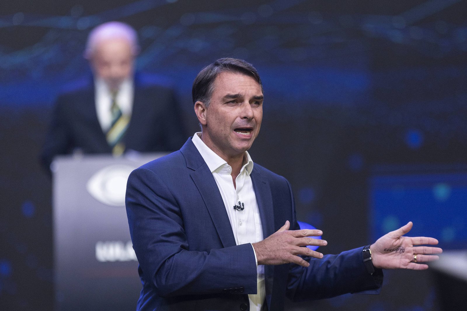 Flávio Bolsonaro exclui críticas ao Bolsa Família em redes sociais