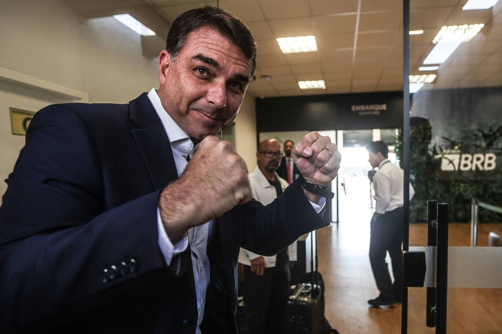 Flávio Bolsonaro lança site contra fake news e se compromete a ajustar salário mínimo pela inflação