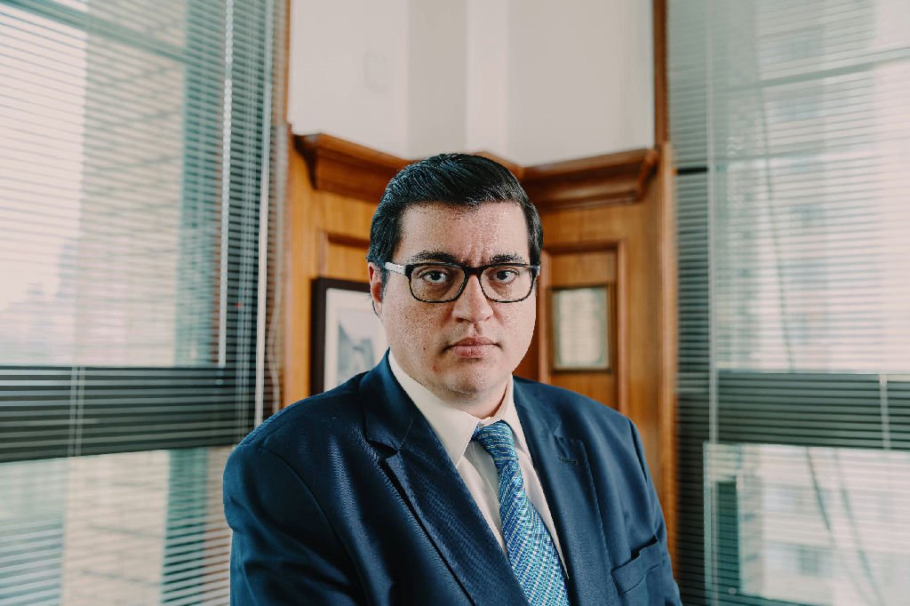 Flávio Bolsonaro não garante ajuste fiscal imediato, alerta economista Felipe Salto