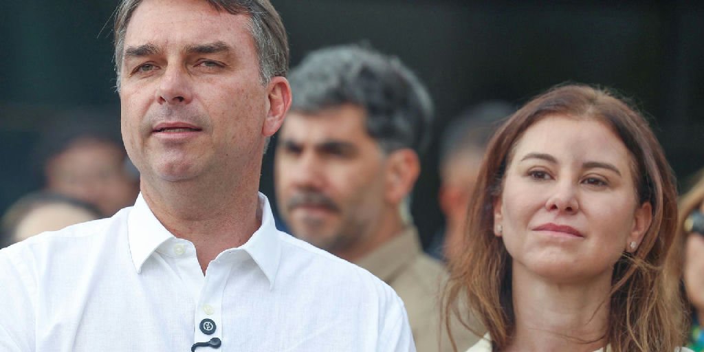 Flávio Bolsonaro participa de missa na Catedral de Brasília e fala sobre visitas ao pai