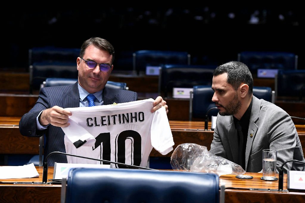 Flávio Bolsonaro promete alívio nas dívidas estaduais após pedido do governador de Minas Gerais
