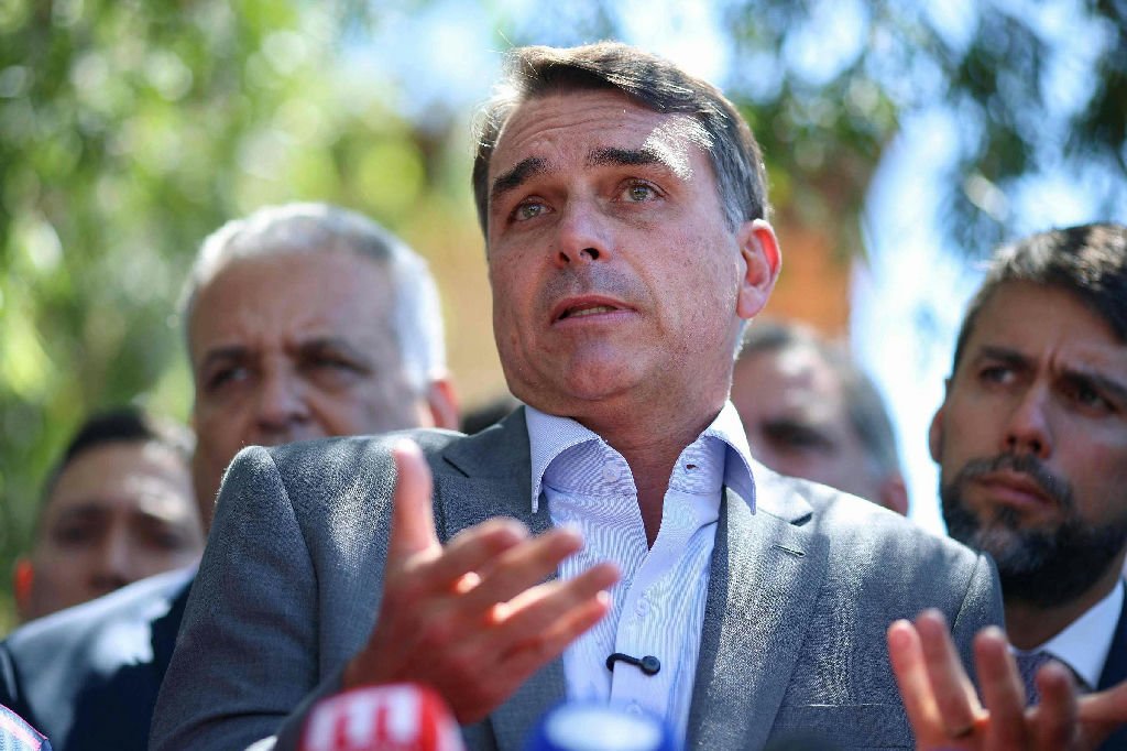 Flávio Bolsonaro promete reajuste de aposentadorias acima da inflação se eleito