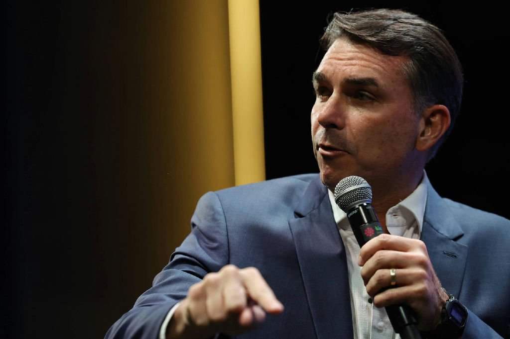 Flávio Bolsonaro promete retomar benefício fiscal para eventos criticado por Lula