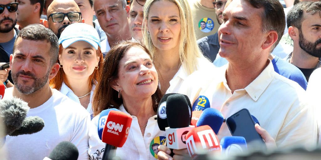 Flávio Bolsonaro reafirma compromisso com Bolsa Família e Farmácia Popular em evento de campanha