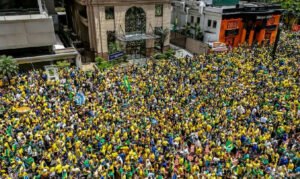 Flávio Bolsonaro realiza ato na Avenida Paulista a uma semana do segundo turno