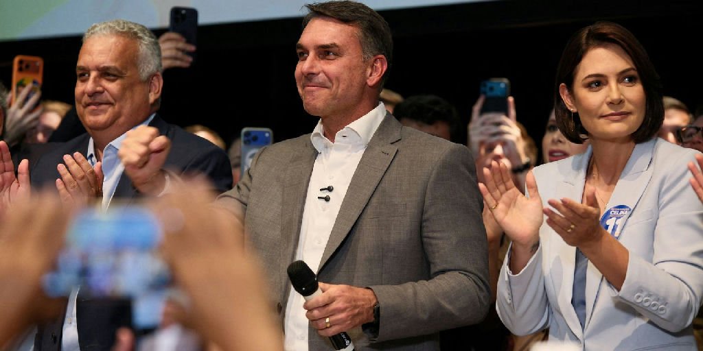 Flávio Bolsonaro recebe apoio de partidos e propõe mudanças na Constituição