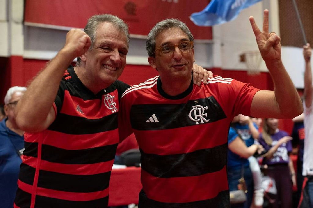 Flávio Bolsonaro se comunica com presidente do Flamengo sobre soluções para apostas após proibição de Lula