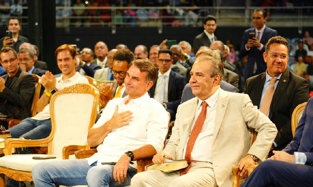 Flávio Bolsonaro se reúne com prefeitos e vereadores em São Paulo