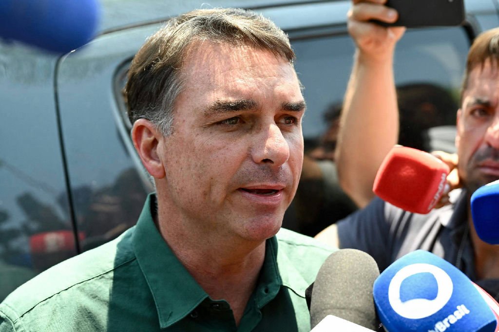 Flávio Bolsonaro sugere prorrogação de dois anos para proteção do Bolsa Família