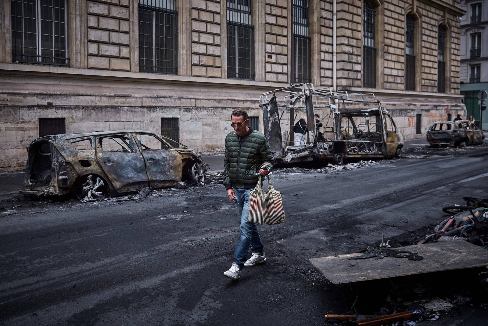 França impõe novos toques de recolher e inicia julgamentos de detidos após onda de violência