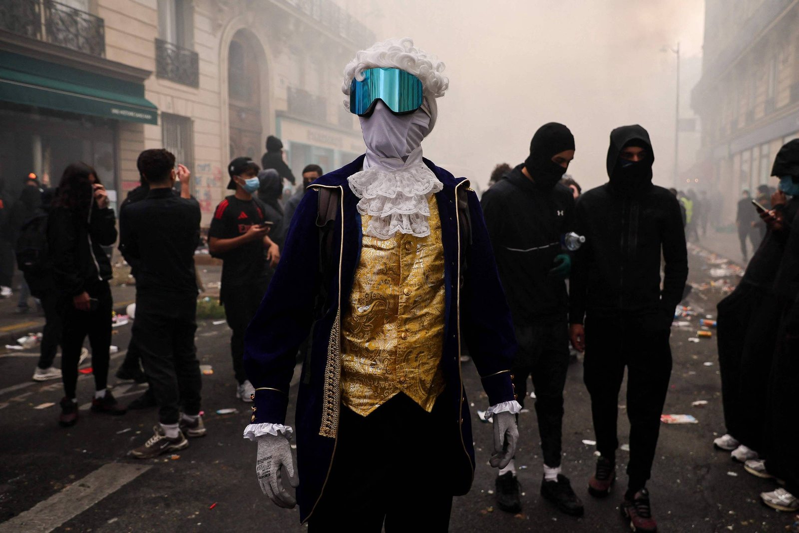 França intensifica segurança em meio a novos protestos no Halloween e teme ações de mascarados