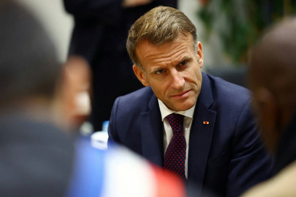 França mantém nota de crédito e alivia governo Macron em meio a desafios econômicos