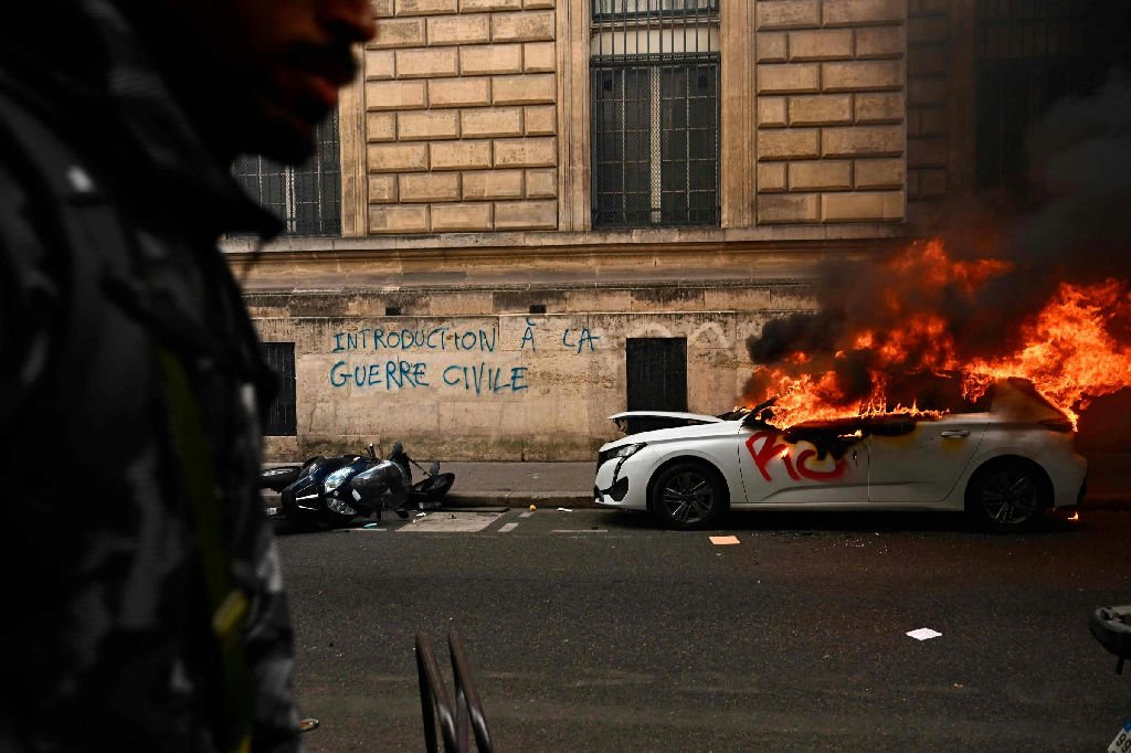 França registra um morto e mais de 500 policiais feridos após protestos violentos