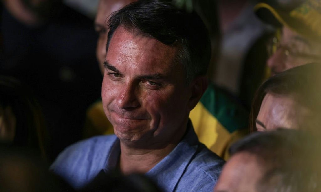 Fuga de Flávio Bolsonaro provoca repercussão internacional