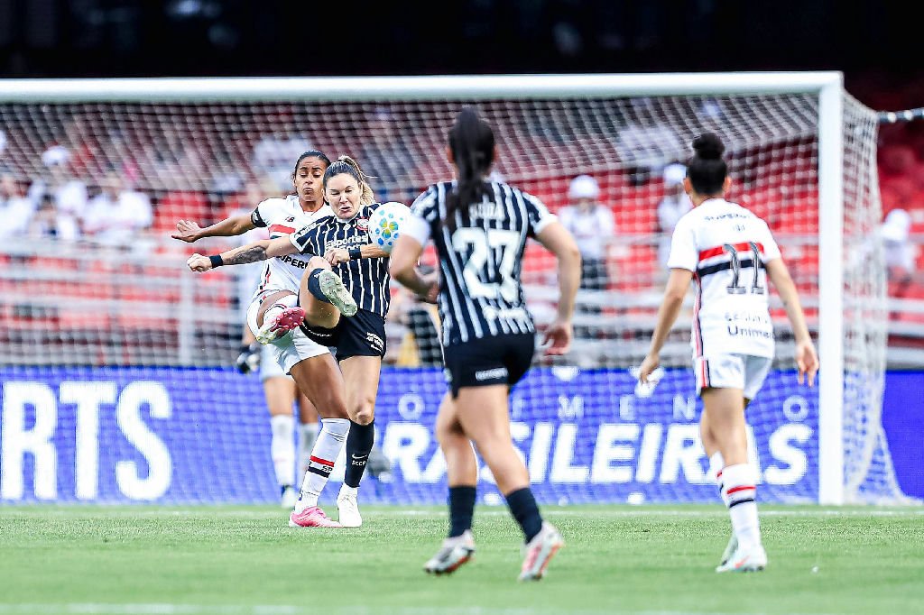 Goleira do São Paulo protesta após título do Brasileirão: 'Nunca mais Bolsonaro no poder'