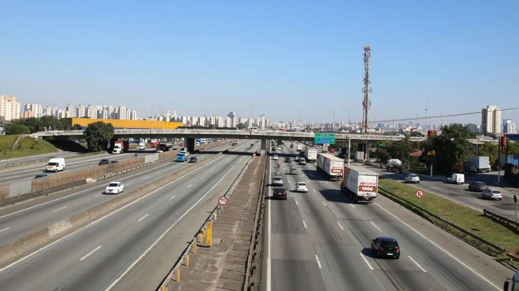 Governo apresenta plano para expandir internet nas rodovias e ministro descarta aumento no pedágio