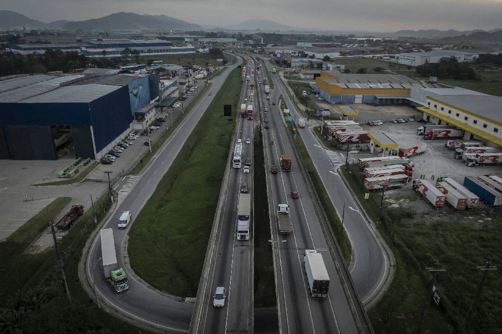 Governo determina compartilhamento de sinal de internet em rodovias a partir de 2027