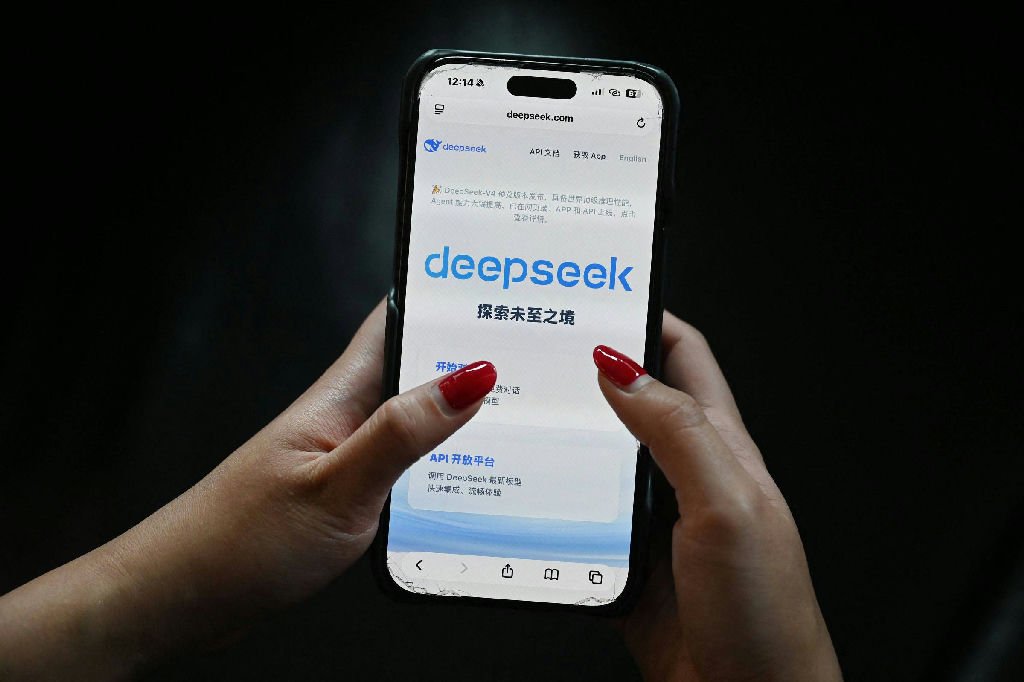 Governo dos EUA proíbe uso da IA chinesa Deepseek em agências governamentais; China reage