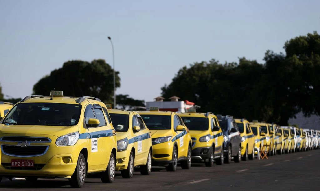 Governo libera R$ 30 bilhões para motoristas de aplicativos e taxistas