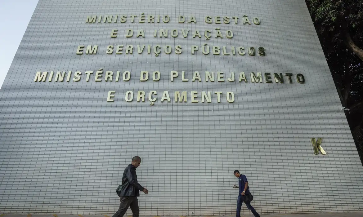 Governo planeja remanejar R$ 20 bilhões no orçamento de 2027 para estímulos econômicos