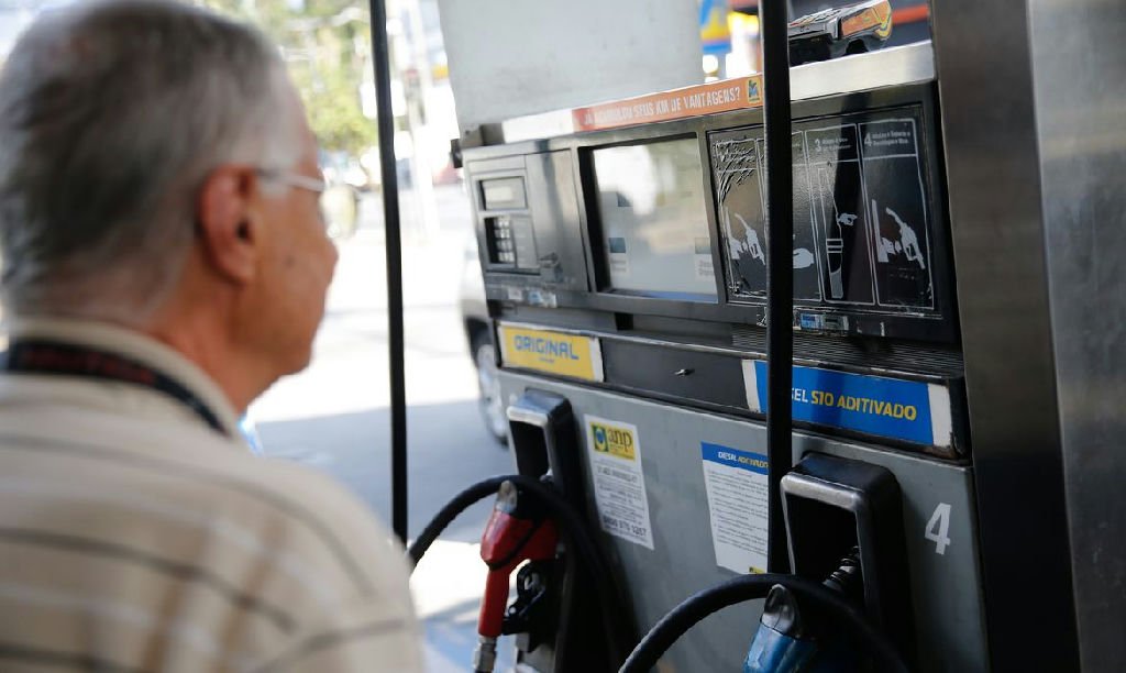 Governo prorroga subvenção de R$ 2,12 ao diesel por mais um mês