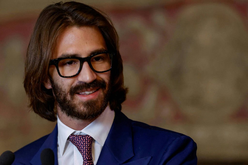 Herdeiro da Ray-Ban planeja adquirir jornal que critica sua gestão na Itália