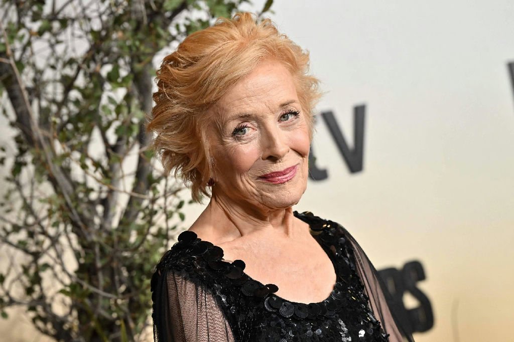 Holland Taylor revela que ficou seis temporadas sem aumento em 'Two and a Half Men'