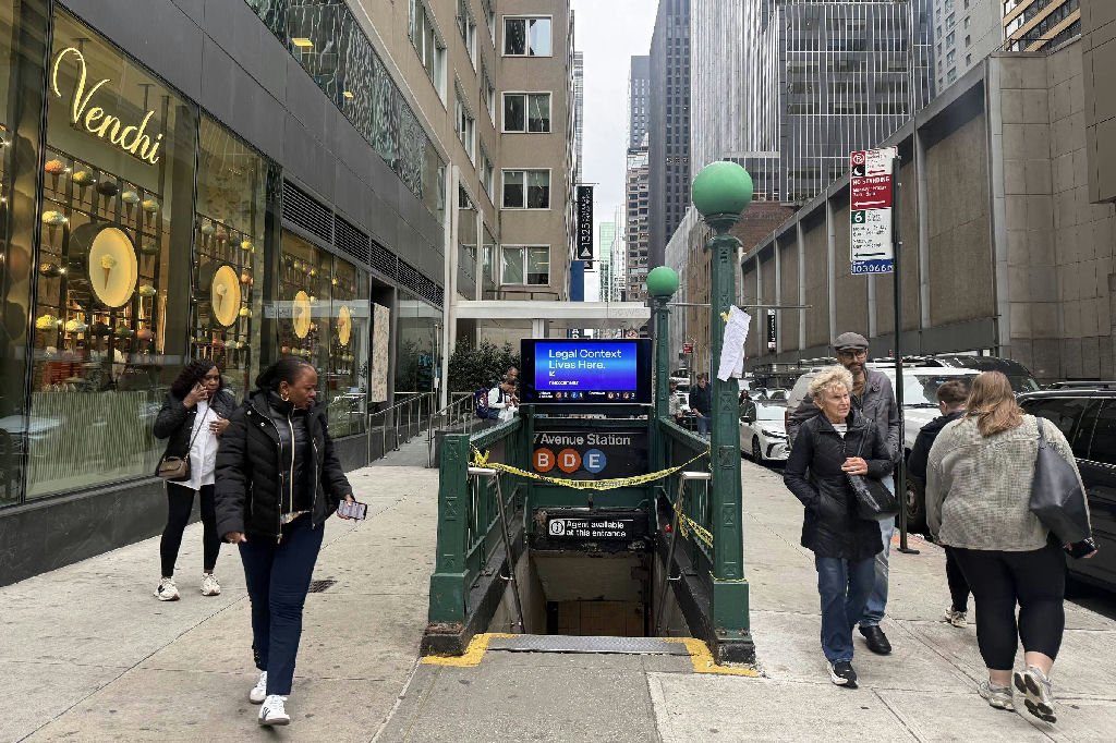 Homem é morto a tiros em estação de metrô de Nova York após discussão