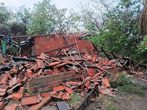 Idoso morre após desabamento de casa durante temporal em Poconé