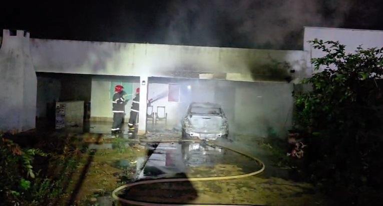 Incêndio consome veículo em garagem de residência em Campo Verde