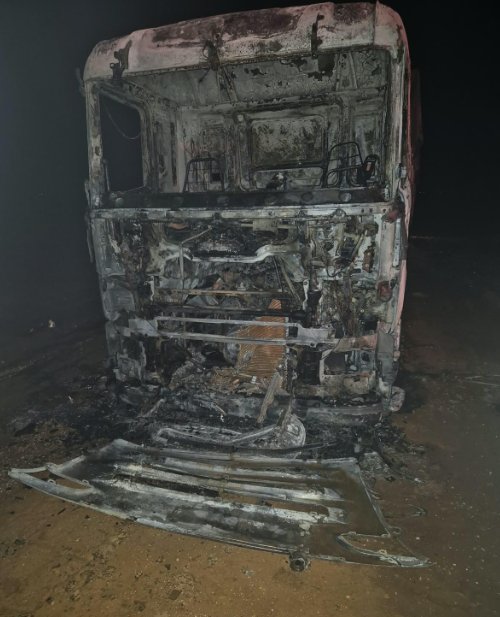 Incêndio destrói cabine de carreta carregada com calcário em Paranatinga