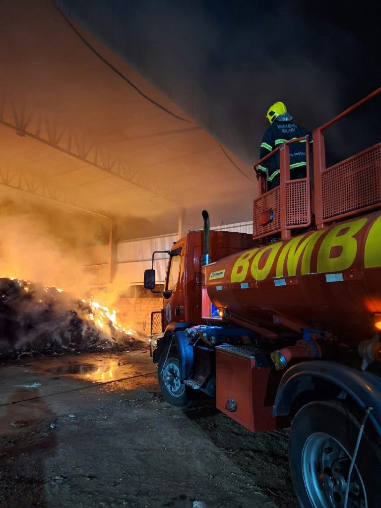 Incêndio em depósito de recicláveis em Rondonópolis mobiliza bombeiros com 70 mil litros de água