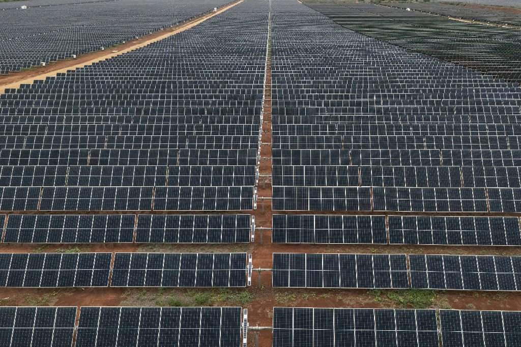 Incertezas regulatórias e excesso de oferta freiam expansão de renováveis no Brasil, com queda de 27% nas novas instalações