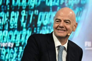 Infantino enfrenta pressão, mas segue sem concorrentes na reeleição da Fifa