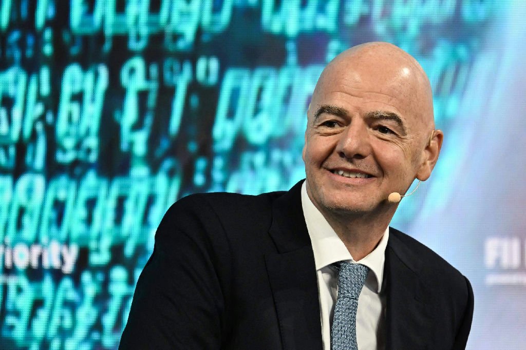Infantino enfrenta pressão, mas segue sem concorrentes na reeleição da Fifa